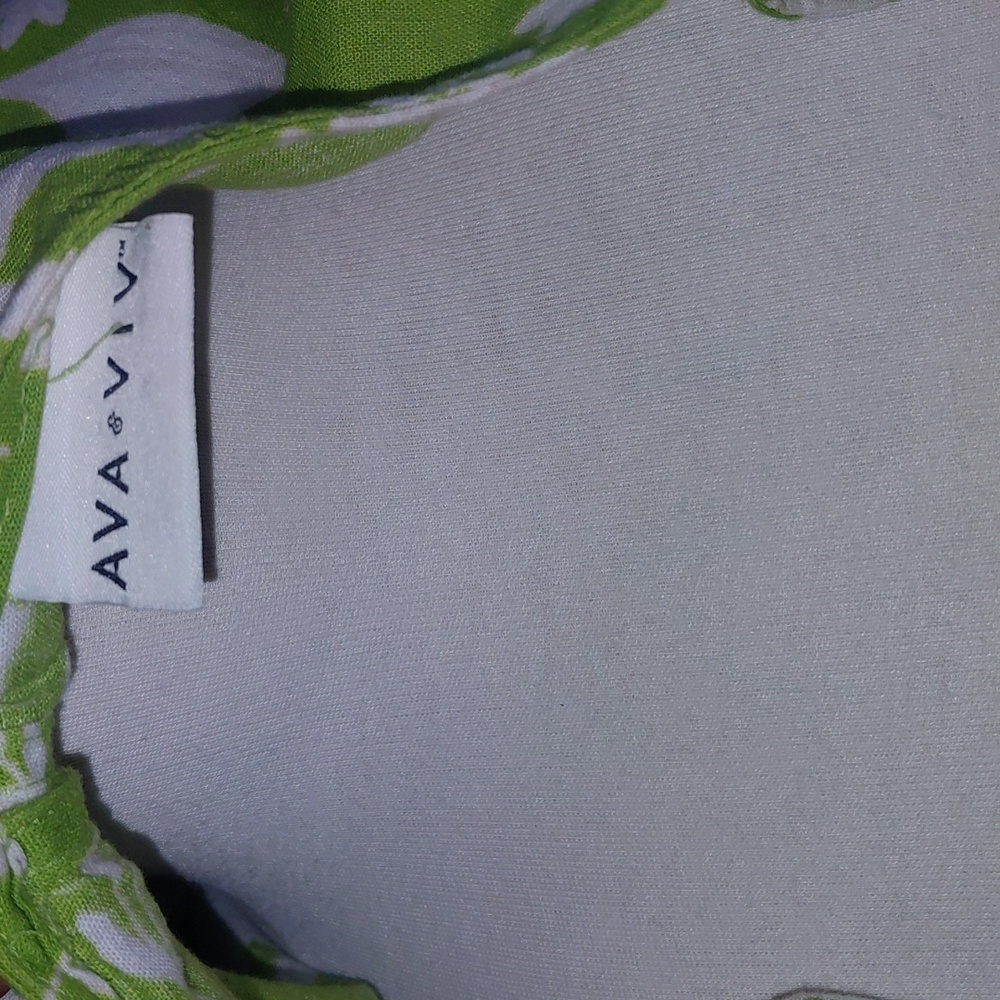 Ava & Viv Green and White Floral V-Neck Blouse - Picture 2 of 2